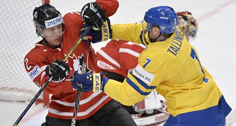 Henrik Tallinder i kamp med Luke Schenn från Kanada. Foto: Anders Wiklund/Scanpix